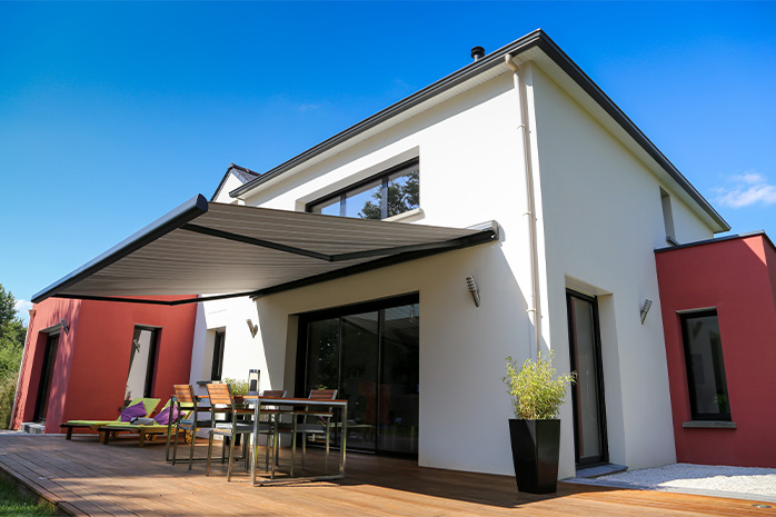 La protection solaire en terrasse fournit non seulement de l'ombre, mais constitue également un élément décoratif important