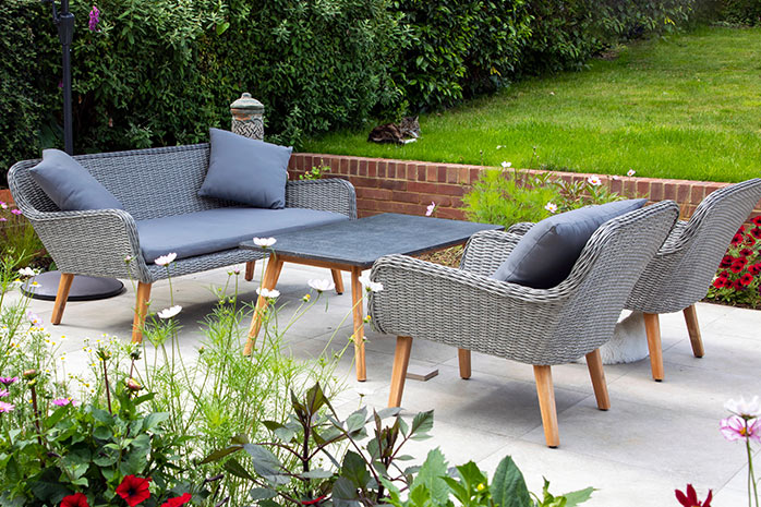 Aménager une terrasse confortable et agréable avec des meubles en poly rotin