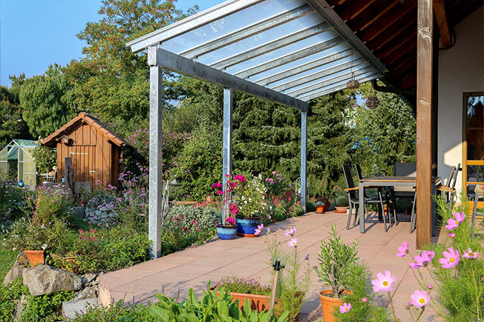 Une terrasse dans un jardin naturel offre un habitat aux insectes et aux petits animaux